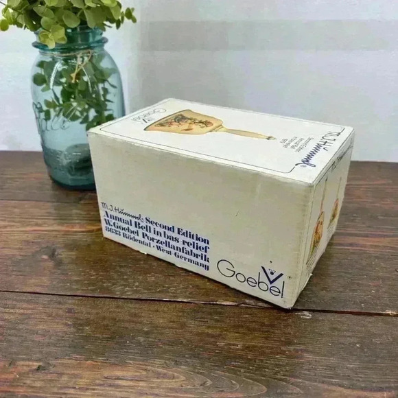 1979 M.J. Hummel 1979 Annual Bell bas-relief girl second‎ edition Goebel Germany - Picture 3 of 10